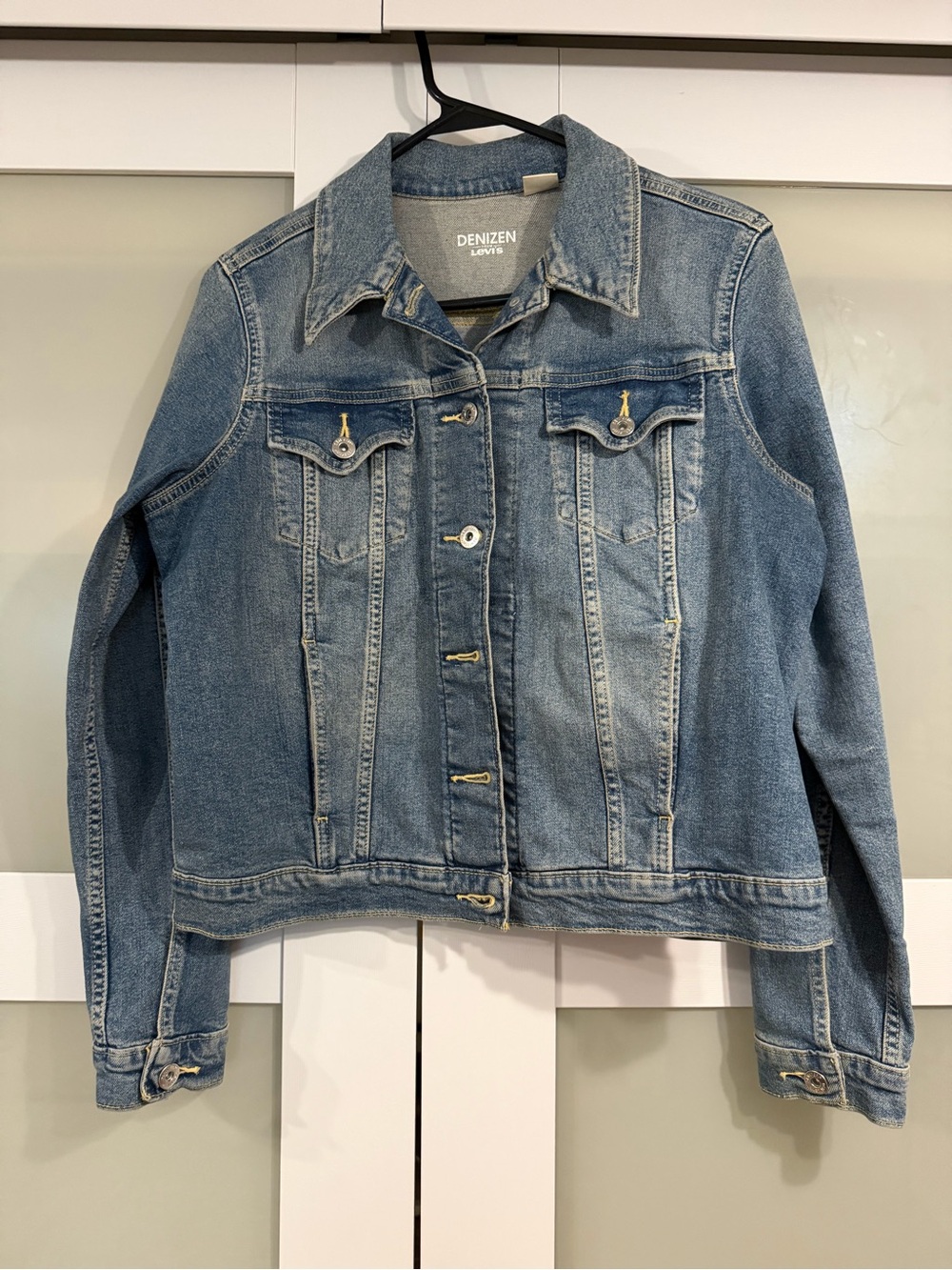 Levi’s Denizen Women’s Light Blue Denim Jacket size Large like new
